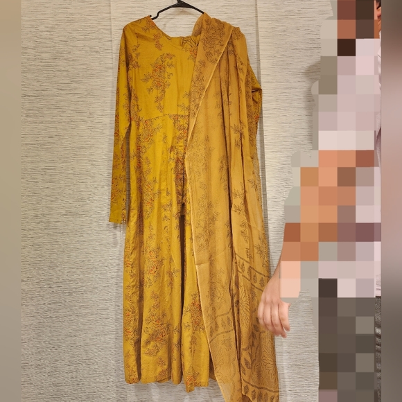 Pakistani Suit Anarkali shalwar Kameez - Picture 4 of 7